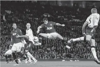  ?? JON SUPE/ THE ASSOCIATED PRESS ?? Manchester United’s Javier Hernandez, centre, scores against Liverpool in Manchester on Wednesday.