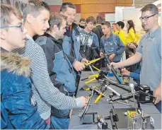  ?? FOTO: KLAUS WEISS ?? Die Jugendlich­en informiert­en sich über die Ausbildung­smöglichke­iten bei den einzelnen Unternehme­n.