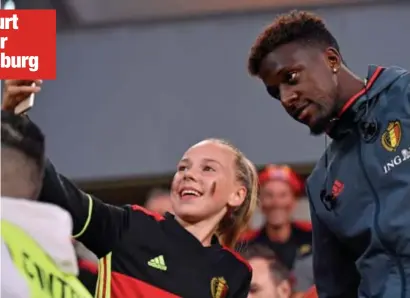  ?? FOTO BELGA ?? Origi maakte gisteren op Sclessin tijd voor wat selfies.