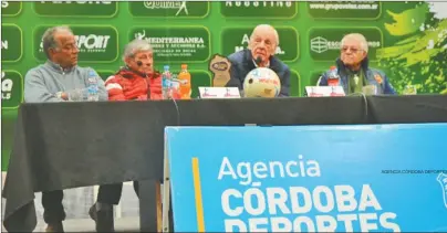  ?? ?? LA ÚLTIMA VISITA. Menotti y algunos de sus jugadores de la Selección Argentina, como Baley y Oviedo, acompañads por Daniel Willington en el Congreso de Fútbol que se hizo el Kempes en 2018.