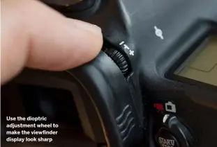  ?? ?? Use the dioptric adjustment wheel to make the viewfinder display look sharp