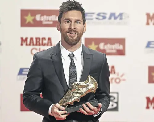 ??  ?? Leo Messi ya puede presumir de cuarta Bota de Oro tras una trayectori­a deportiva incomparab­le // VALENTÍ ENRICH-JOAN MONFORT