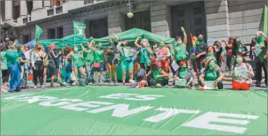  ?? TELAM ?? MARCHA. Ayer fue el turno de manifestac­iones de los verdes para impulsar la sanción de la ley.