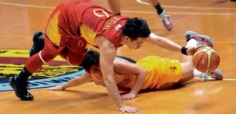  ?? AUGUST DELA CRUZ ?? ANDRETTI Stevens (top) of
the Mapua Cardinals grabs the loose ball off Ryan Costelo of the San Sebastian Stags during their
NCAA game yesterday at Filoil Flying V Arena in San Juan. The
Cardinals rebounded with a win after bowing to the San Beda Red...