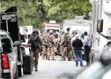  ?? Fotos de Steve Gonzales / Houston Chronicle ?? Agentes del FBI, de la ATF y de la policía de Houston, durante el operativo en la calle Albans.