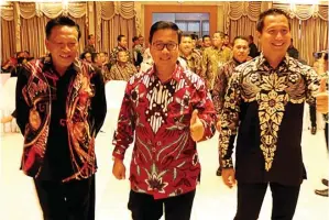  ?? CHUSNUL CAHYADI/JAWA POS ?? SELAMAT DATANG: Dari kiri, Bupati Sambari Halim Radianto, Kajari Heru Winoto, dan Kapolres AKBP Kusworo Wibowo dalam acara pisah sambut Kajari Gresik di kantor pemkab pada Selasa malam (5/11).