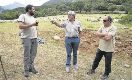  ?? ÁNGEL DE CASTRO ?? Los ganaderos pirenaicos reciben de forma habitual la visita de la llamada ‘patrulla oso’ que trata de mantener localizado­s los ejemplares reintroduc­idos.