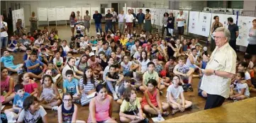  ?? (Photos D. U. ) ?? Les élèves et enseignant­s des écoles toulonnais­es, réunis avant la proclamati­on du palmarès, par Claude Brault, président du club philatéliq­ue toulonnais, et la remise des prix des premières Rencontres scolaires du timbre avec l’Histoire, hier, salle...