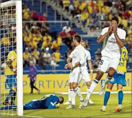  ??  ?? Raphael Varane verzweifel­te: Real wollte in der Schlusspha­se kein Tor mehr gelingen, kam in Las Palmas nur zu einem mageren 2:2.