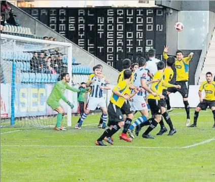  ?? FOTO: GIMNÁSTICA DE TORRELAVEG­A ?? Orbegozo intenta despejar el balón en una acción del encuentro de ayer en El Malecón