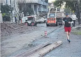  ?? (FACUNDO LUQUE) ?? Intransita­ble. Así quedó la zona del hoyo que hizo el caño.