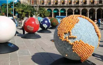  ??  ?? Sotto: viste dell’installazi­one
“Biomotoper­petuo” in piazza Duomo a Milano