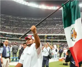  ?? ?? ORGULLO. Cantú, con la bandera de México en el juego disputado en 2005 ante 49ers.