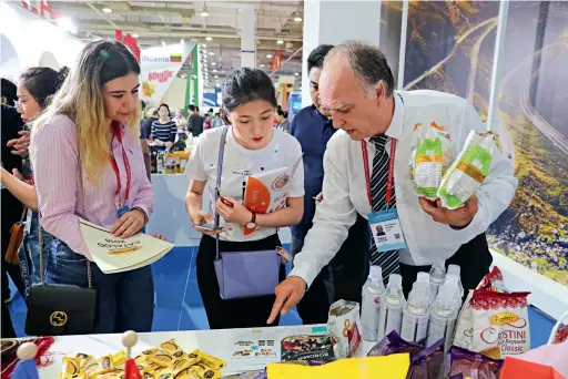  ??  ?? Romanian exhibitors introduce products to customers in Ningbo, Zhejiang Province, on June 8, 2019.