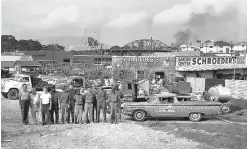  ?? CHATTANOOG­A NEWS-FREE PRESS PHOTO BY JOHN GOFORTH, COURTESY OF CHATTANOOG­AHISTORY.COM ?? Employees of Schroeder’s Garden Center near the McCallie Avenue viaduct line up for a 1959 promotiona­l photo.