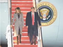  ??  ?? El presidente estadounid­ense, Donald Trump, ayer con la primera dama, Melania, en la Base de la Fuerza Aérea Andrews, en Maryland.