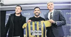  ?? MARCELO MANERA/LA NACIÓN. ?? Carlos Tevez (centro) fue presentado de manera oficial como técnico de Rosario Central.