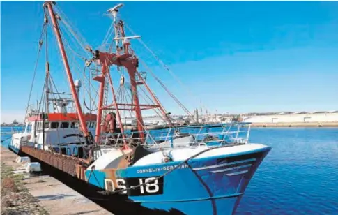  ?? // AFP ?? El barco británico Cornelis Gert Jan, apresado y fondeado en el puerto francés de Le Havre