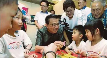  ?? PIC BY YAZIT RAZALI ?? Transport Minister Datuk Seri Liow Tiong Lai talking with pupils at the Blossom Arts Festival 2017 at Wisma MCA, Kuala Lumpur, yesterday.