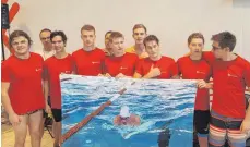  ?? FOTO: TG TUTTLINGEN ?? Das Tuttlinger TG-Schwimmtea­m mit (von links) Niklas Martin, Kampfricht­er Marc Richtenste­in, Marcello Krahforst, Eric Diener, Daniel Petrella, Tim Schmidt, Valentin Klüppel, Linus Neumann, Jan Diener und Patrick Hoffmann belegte in Bad Cannstatt den sechsten Platz.