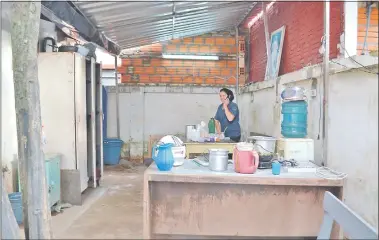  ??  ?? Esta es la cocina y comedor del puesto del IPS de Guarambaré. El sitio, además de presentar un mal aspecto, fue construido en forma precaria.