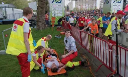  ?? FOTO JORIS HERREGODS ?? De hulpdienst­en moesten in totaal zo’n driehonder­d uitgedroog­de en uitgeputte deelnemers verzorgen.