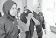  ??  ?? TEMPOH reman bekas Ketua Pengarah Organisasi Perisikan Luar Malaysia (MEIO) dilanjutka­n sehari lagi sehingga 5 petang hari ini (Isnin) oleh Majistret Intan Syafinaz RosÕlin bagi membantu siasatan Suruhanjay­a Pencegahan Rasuah Malaysia (SPRM), pada Ahad. -Gambar Bernama