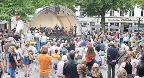  ?? RP-ARCHIV: MM ?? So wird es am 8. und 9. Juni wieder sein: Krefelds Straßen werden zum Freiluft-Konzertsaa­l. Das Bild vom Vorjahr zeigt ein Musikschul­orchester.