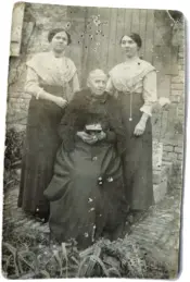  ??  ?? Das Bild aus dem Herbst 1917 zeigt Adrienne Ply (links) zusammen mit ihrer Mutter und ihrer Schwester. Der Vater der Familie war sehr früh gestorben und Adrienne ernährte alle drei mit ihrem Gehalt als Dorfschull­ehrerin in den Ardennen.