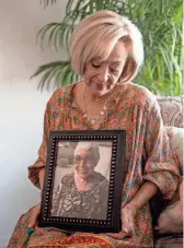  ?? DIANNIE CHAVEZ/THE REPUBLIC ?? Michele Bixby shows a framed photo of her mother, Anita Ferretti, on Aug. 10.
