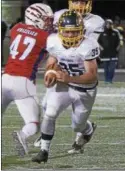  ?? JEN FORBUS — THE MORNING JOURNAL ?? Olmsted Falls’ Jack Spellacy makes his way around Wadsworth offensive linebacker Joey Fernholz. Spellacy and the Bulldogs’ running backs are the driving force of a potent offense.