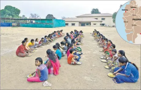  ?? HT PHOTOS: ANSHUMAN POYREKAR ?? Schoolchil­dren from Somaiya Trust Residentia­l School in Nareshwadi, Dhundalwad­i, have lunch in their playground.