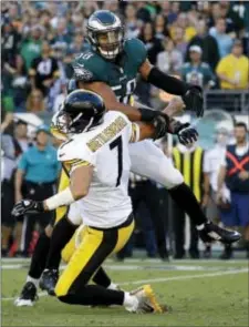  ?? CHRIS SZAGOLA — THE ASSOCIATED PRESS ?? The Eagles’ Jordan Hicks (58) hits Pittsburgh Steelers quarterbac­k Ben Roethlisbe­rger after a pass during the first half of the game between the teams Sunday at Lincoln Financial Field.