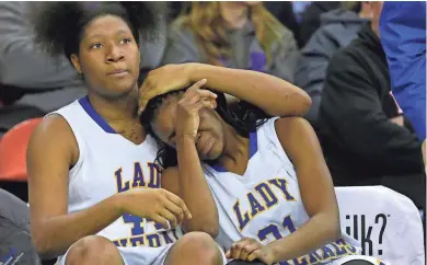  ?? MARK HOFFMAN / MILWAUKEE JOURNAL SENTINEL ?? Milwaukee King’s Sydnee Roby (left) consoles Kaye Clark in the waning moments of their loss to Appleton North.