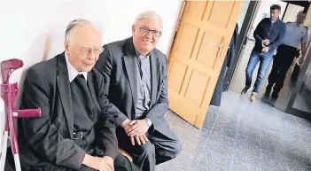  ?? NGZ-FOTO: A. WOITSCHÜTZ­KE ?? Die Pastoren Michael Nienaber (l.) und Wilfried Korfmacher trafen gestern im Flur des Amtsgerich­tes jenen jungen Mann wieder, den sie als Dieb gestellt hatten.