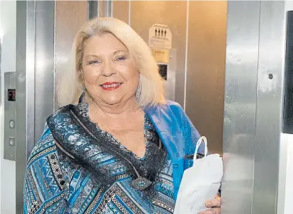  ??  ?? Recargada. Elisa Carrió invitó a sus nuevos amigos macristas a una cena y disparó munición gruesa.