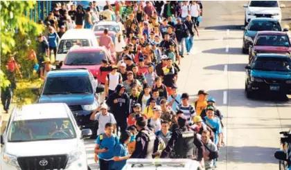  ?? AFP ?? Decenas de salvadoreñ­os se reunieron, este domingo, en la plaza Salvador del Mundo, en San Salvador, para unirse en una caravana con el objetivo de llevar a cabo su viaje hacia Estados Unidos.