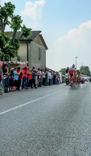  ??  ?? Festa veneta A sinistra il passaggio del gruppo sulle strade venete, a destra appassiona­ti sui muretti lungo tutto il percorso La tappa è stata vinta dal veronese Elia Viviani