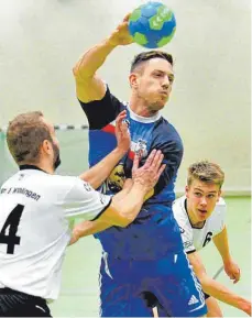  ?? SZ-FOTO: MAS ?? Sebastian Kiem (am Ball) und die TSG Ehingen haben verloren.