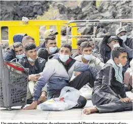  ?? Adriel Perdomo / Efe ?? Un grupo de inmigrante­s de origen magrebí llegados en patera el pasado octubre al muelle de Órzola, en la isla canaria de Lanzarote.