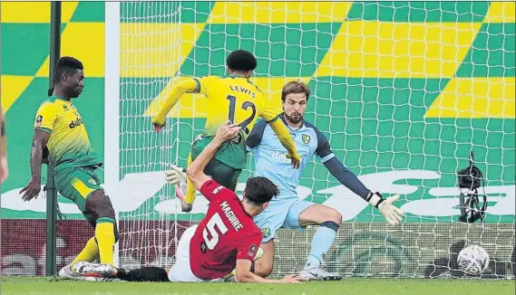  ?? FOTO: AP ?? Maguire superó con un remate por bajo a Krul para clasificar al United