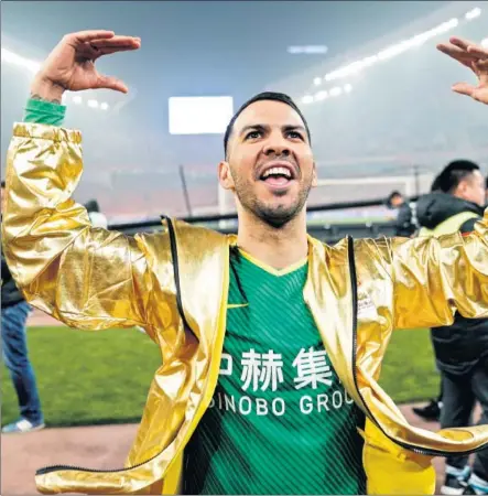  ??  ?? ÚNICO ESPAÑOL. Jonathan Viera, del Beijing Guoan, saluda a la afición en la pasada temporada de la Superliga china.