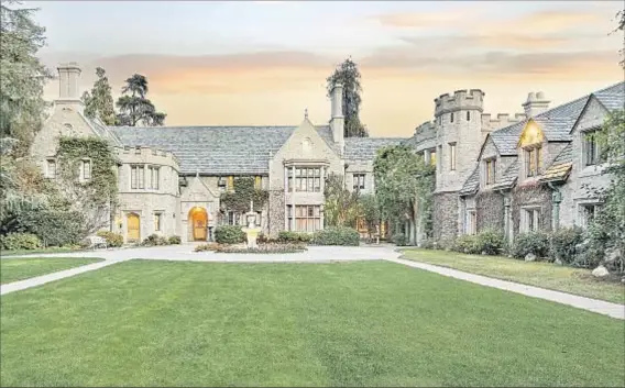  ?? Jim Bartsch ?? THE PLAYBOY MANSION’S statues, gargoyles and arcade games were part of the $100-million sale to Daren Metropoulo­s.