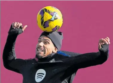  ?? ?? Ronald Araújo remata de cabeza ayer en el entrenamie­nto del Barça.