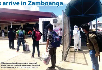  ?? CONTRIBUTE­D PHOTO ?? Zamboanga City social workers attend to dozens of Filipino deportees from Sabah, Malaysia upon their arrival in the city on July 5, 2020.