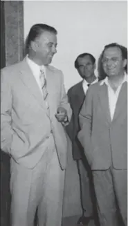  ?? ?? Enver Hoxha gjatë një takimi me shkrimtarë­t