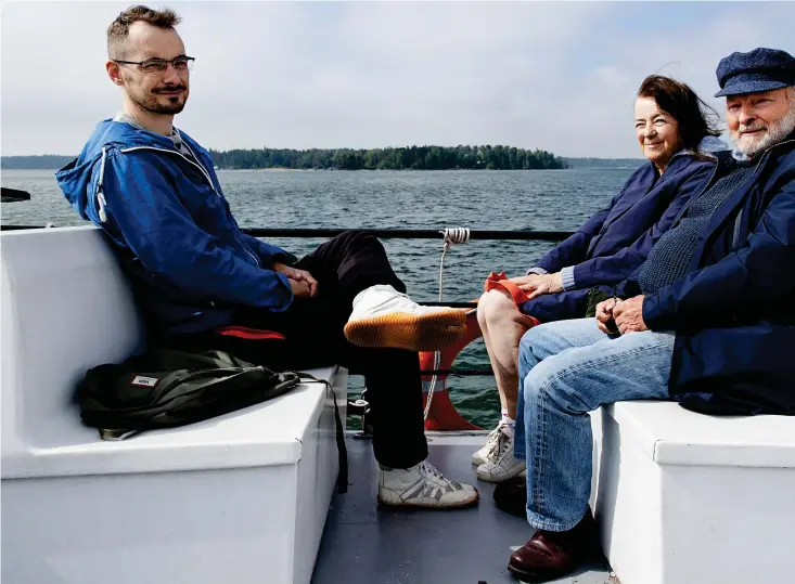  ?? FOTO: KRISTOFFER ÅBERG ?? ■
Ben, Patricia och Ultan Cowley njuter av det soliga och aningen blåsiga vädret på soldäck. De säger att det säsongsbun­dna ölivet här är olikt det i Irland, där människor bor ute till havs året om.