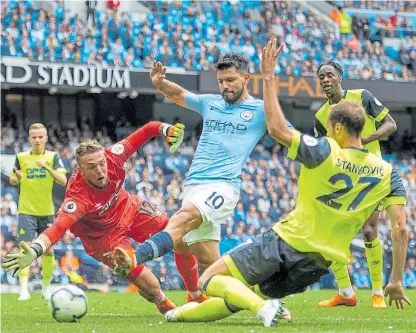  ?? EFE ?? Por pícaro. Sergio Agüero se adelanta a Stankovic y al arquero Hamer y marca su segundo gol para el City.