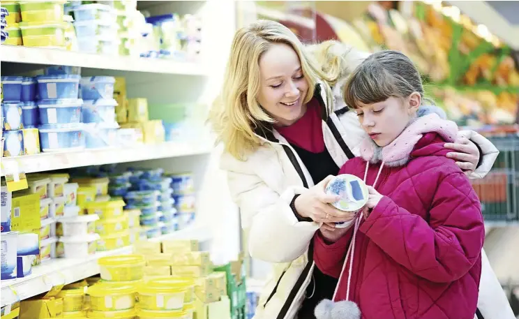  ?? — Filepic ?? People’s choice: A mother and daughter perusing the food label for informatio­n on the ingredient­s. the MPoC campaign on palm oil in France and Belgium is to educate consumers on the benefits of the commodity, to combat preconceiv­ed ideas about it, and...