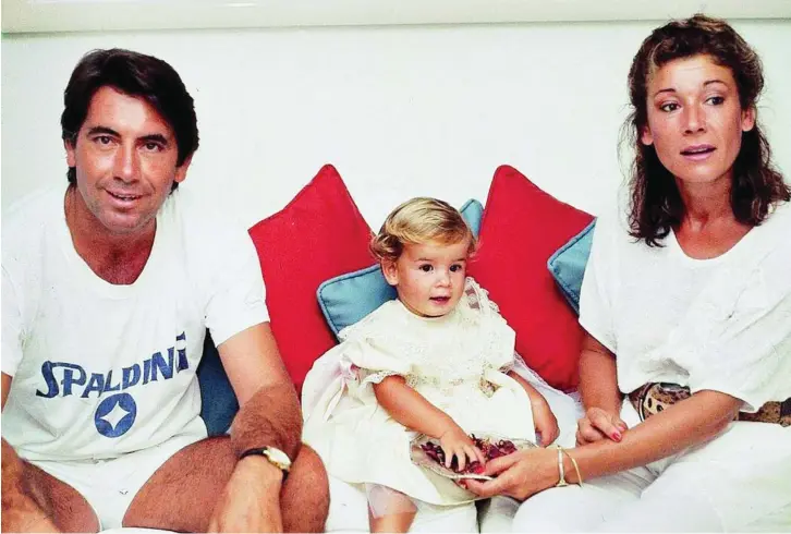  ?? ?? Manolo Santana y Mila Ximénez, durante los años en que fueron pareja, con la pequeña hija Alba